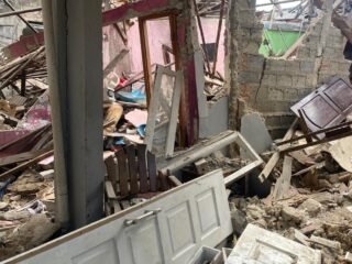 Ledakan keras guncang Pamulang, Tangsel. Tiga rumah hancur, delapan warga luka. Polisi selidiki penyebab pasti peristiwa ini.