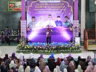 Ribuan warga hadiri Maulid Nabi di Masjid Agung Al-Amjad. Bupati Tangerang ajak teladani akhlak Rasulullah dan perkuat iman.