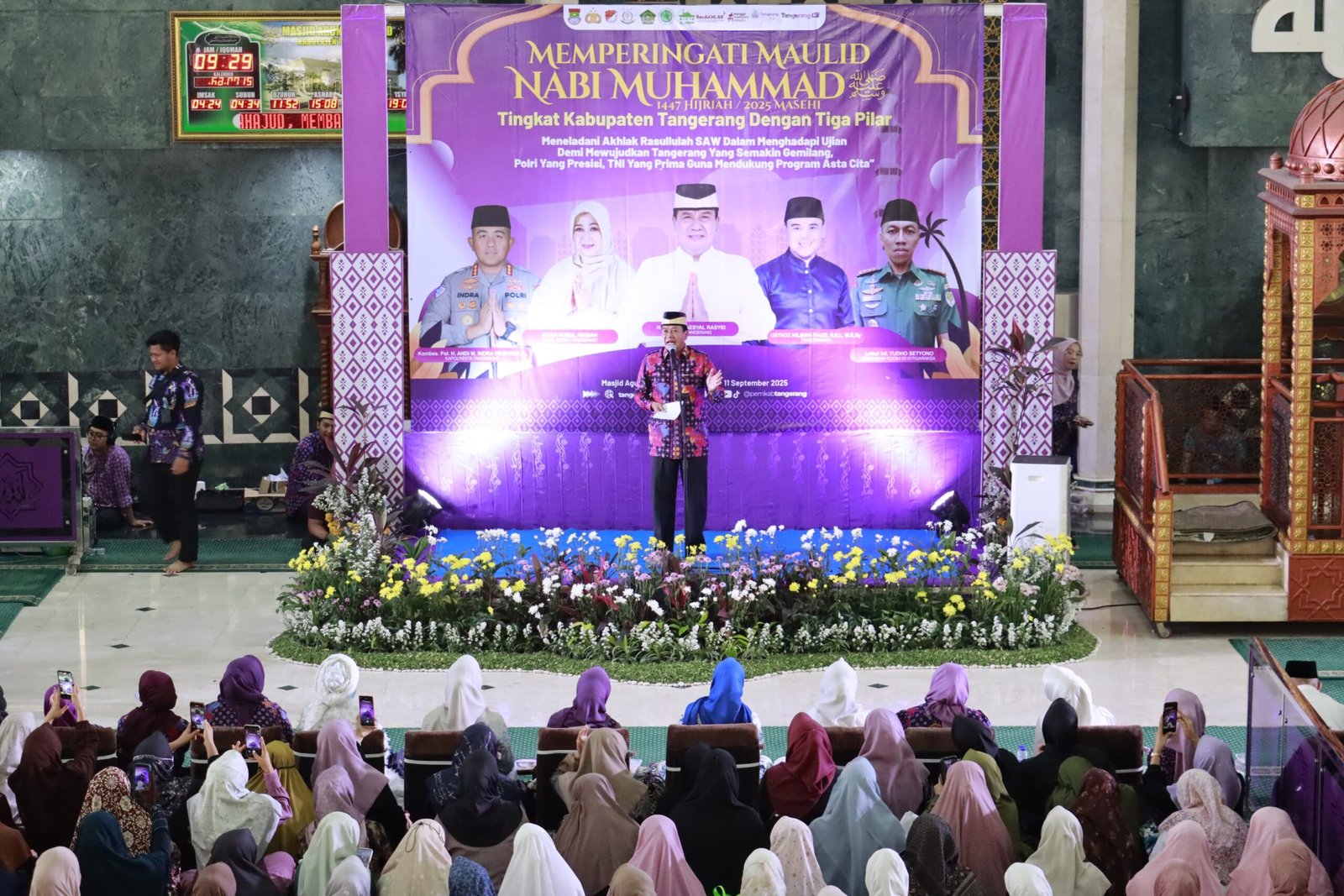 Ribuan warga hadiri Maulid Nabi di Masjid Agung Al-Amjad. Bupati Tangerang ajak teladani akhlak Rasulullah dan perkuat iman.