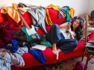 Pelajari apa itu Hoarding Disorder, ciri-ciri, penyebab, serta cara mengatasinya agar kebiasaan menimbun barang tidak jadi masalah.