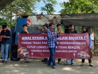 Mahasiswa SOMASI Tangerang gelar demo tolak lahan parkir truk ilegal di Jalan Bayur, desak penutupan permanen demi keselamatan warga.