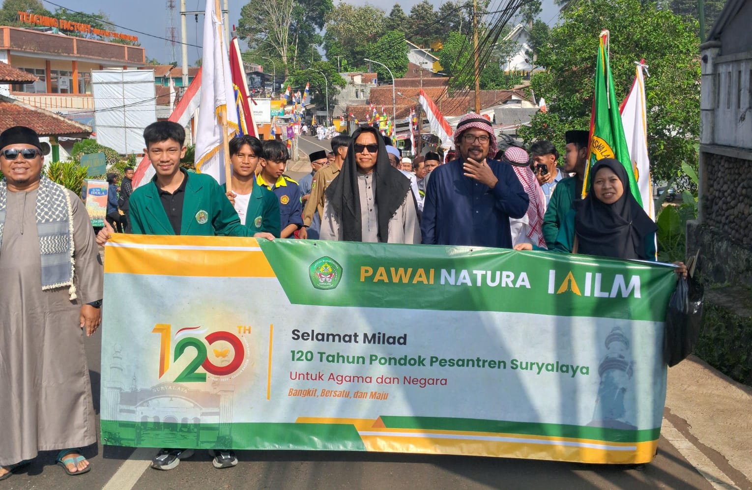 Pawai natura hari terakhir di Milad ke-120 Pondok Pesantren Suryalaya, Tasikmalaya, meriah diikuti lebih dari 3.000 peserta.