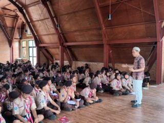 Kwarran Cisoka gelar pelatihan jurnalistik bagi Pramuka Penggalang untuk bekali keterampilan menulis, fotografi, dan lawan hoaks.