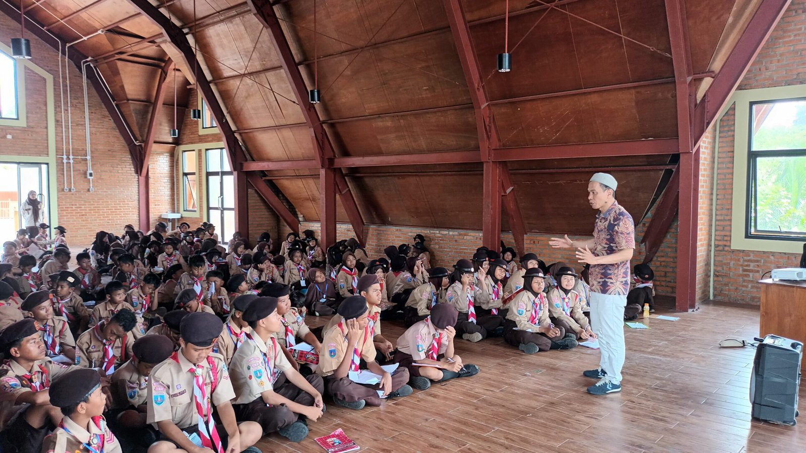 Kwarran Cisoka gelar pelatihan jurnalistik bagi Pramuka Penggalang untuk bekali keterampilan menulis, fotografi, dan lawan hoaks.