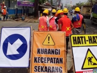 PERUMDAM TKR sigap perbaiki pipa di Cadas Kukun, Tangerang. Distribusi air bersih tetap lancar, jalan kembali aman bagi masyarakat.