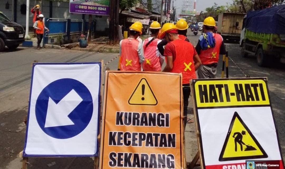 PERUMDAM TKR sigap perbaiki pipa di Cadas Kukun, Tangerang. Distribusi air bersih tetap lancar, jalan kembali aman bagi masyarakat.