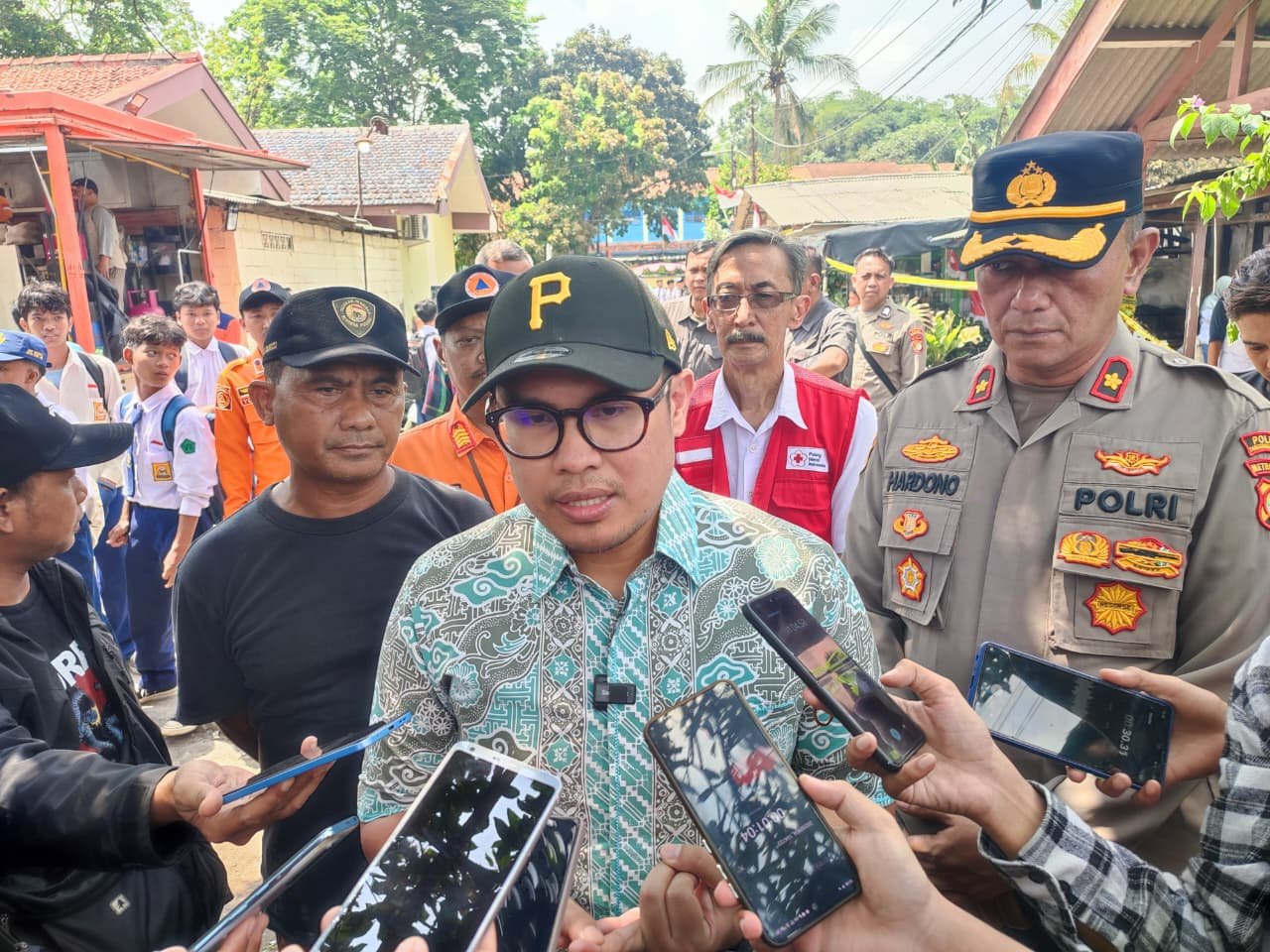 Warga korban kebakaran Asrama Polsek Serpong mengungsi di musala, Pemkot Tangsel salurkan bantuan sandang, pangan, dan MCK darurat.