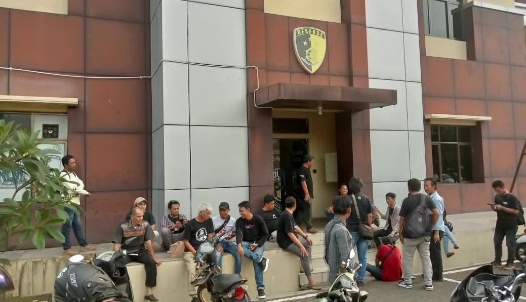 Insiden demo di DPRD Pandeglang ricuh saat oknum pendemo melecehkan wartawan, hingga berujung laporan resmi ke polisi.