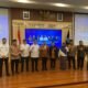 KOTA TANGSEL | TD – Pemerintah Kota Tangerang Selatan (Tangsel) menggelar Workshop Guru Profesional dan Penguatan Kebangsaan sekaligus penandatanganan perjanjian kerja sama di Ruang Blandongan, Puspemkot Tangsel, pada Jumat 26 September 2025. Wakil Wali Kota Tangsel, Pilar Saga Ichsan, memberikan apresiasi kepada para guru Pendidikan Agama Islam (PAI) yang dinilai berperan besar dalam membentuk sumber daya manusia (SDM) unggul di Tangsel. Menurutnya, kualitas pendidikan sangat bergantung pada profesionalisme dan kompetensi guru. "Tangsel tidak punya gunung, laut, atau tambang. Tapi kita punya SDM unggul. SDM inilah yang membangun kota ini. Kuncinya ada pada guru. Bila gurunya sejahtera, profesional, disertifikasi, dan dilatih, Insya Allah SDM Tangsel akan lebih unggul dari daerah lain," kata Pilar. Pilar juga menambahkan, perjalanan pribadinya hingga bisa menjadi Wakil Wali Kota di usia muda tidak lepas dari peran para guru, khususnya guru agama yang sejak kecil menanamkan nilai spiritual dan karakter. Kepala Dinas Pendidikan dan Kebudayaan Tangsel, Deden Deni, menegaskan komitmen pemerintah dalam meningkatkan kualitas guru PAI. Salah satunya dengan mendorong percepatan program sertifikasi melalui kerja sama dengan berbagai pihak, termasuk UIN Syarif Hidayatullah Jakarta. "Pemkot Tangsel telah mengalokasikan anggaran untuk mendukung Pendidikan Profesi Guru (PPG) PAI agar pemenuhan guru bersertifikat pendidik dapat segera terwujud. Ini sejalan dengan upaya kita meningkatkan Standar Pelayanan Minimal (SPM) pendidikan dan Indeks Pembangunan Manusia (IPM) Tangsel," ujar Deden. Ia mengungkapkan bahwa program ini sejalan dengan kebijakan Kementerian Pendidikan, Kebudayaan, Riset, dan Teknologi (Kemendikbudristek) mengenai kualifikasi dan sertifikasi guru. "Jumlah pendidik di Tangsel saat ini mencapai 14.146 orang. Dari jumlah tersebut, masih ada 9.840 guru yang belum memiliki sertifikat pendidik, dan 2.462 guru belum memiliki kualifikasi minimal S1. Padahal sesuai regulasi, guru wajib memiliki kualifikasi S1/D4 dan sertifikat pendidik," katanya Untuk menjawab tantangan tersebut, Pemkot Tangsel telah menyiapkan anggaran pada Tahun Akademik 2025/2026 guna mendanai PPG bagi guru yang belum memenuhi persyaratan. Adapun jumlah peserta tahun ini mencapai 411 guru, terdiri dari 140 guru TK, 220 guru SD, dan 51 guru SMP. "Kerja sama ini adalah bukti nyata keseriusan Pemkot Tangsel dalam mendukung kebijakan pemerintah pusat sekaligus mendorong percepatan pemenuhan guru bersertifikat pendidik. Dengan begitu, pencapaian Standar Pelayanan Minimal (SPM) Pendidikan dan peningkatan Indeks Pembangunan Manusia (IPM) Tangsel bisa segera terwujud,” ujarnya. Selain PPG, lanjut Deden, Pemkot Tangsel juga menyiapkan program peningkatan kompetensi bagi guru yang belum memenuhi kualifikasi S1. Ia berharap program ini dapat berjalan lebih cepat, merata, dan berkelanjutan. "Kami ingin semakin banyak guru yang bersemangat mengikuti PPG. Harapannya, guru Tangsel bisa lebih profesional, menjadi teladan, serta mampu mencetak generasi penerus yang berkarakter, berakhlak mulia, dan berdaya saing tinggi," tutur Deden. Sementara itu, Ketua DPD AGPAII Kota Tangsel, Budi Mulia, menyebutkan bahwa perjuangan memperjuangkan sertifikasi guru PAI telah melalui proses panjang. Menurutnya, kerja sama dengan Pemkot Tangsel menjadi momentum penting dalam melahirkan guru profesional dan berkarakter. "Alhamdulillah melalui dukungan berbagai pihak, reformasi PPG kini terwujud. Ini bukan perjuangan satu atau dua orang, tetapi perjuangan bersama agar guru PAI menjadi profesional, teladan, dan mampu mencerdaskan kehidupan bangsa," ungkap Budi. (Idris Ibrahim)