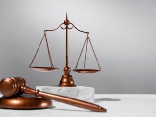 Pengesahan KUHP baru 2022 jadi tonggak hukum Indonesia, namun menuai kritik publik karena pasal kontroversial yang ancam demokrasi.