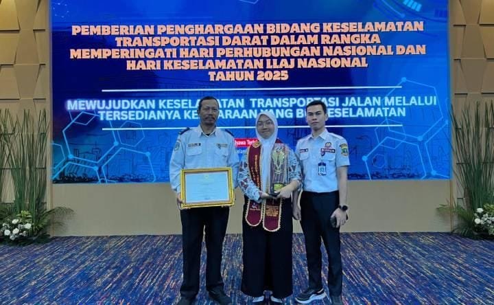 Siswi SMKN 3 Kota Tangerang raih juara nasional lewat inovasi Stress Detector Box untuk keselamatan lalu lintas 2025.