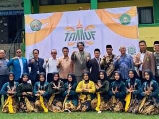 Pembukaan Ta’aruf IAILM & STIE Latifah Mubarokiyah di Tasikmalaya hadirkan 325 mahasiswa baru dengan nuansa religius dan kebersamaan.