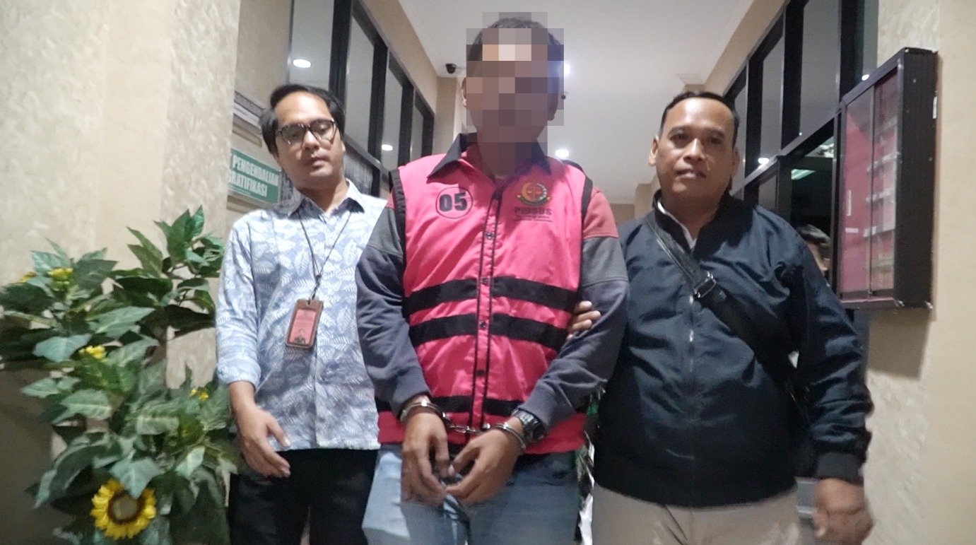 Kejari Kabupaten Tangerang menetapkan pegawai bank Himbara sebagai tersangka korupsi kredit dengan modus tempilan dan topengan.