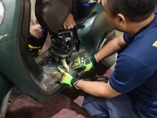 Tim Damkar Pamulang evakuasi ular sanca 1,5 meter yang masuk ke bodi motor warga Tangsel. Proses dramatis berlangsung aman.