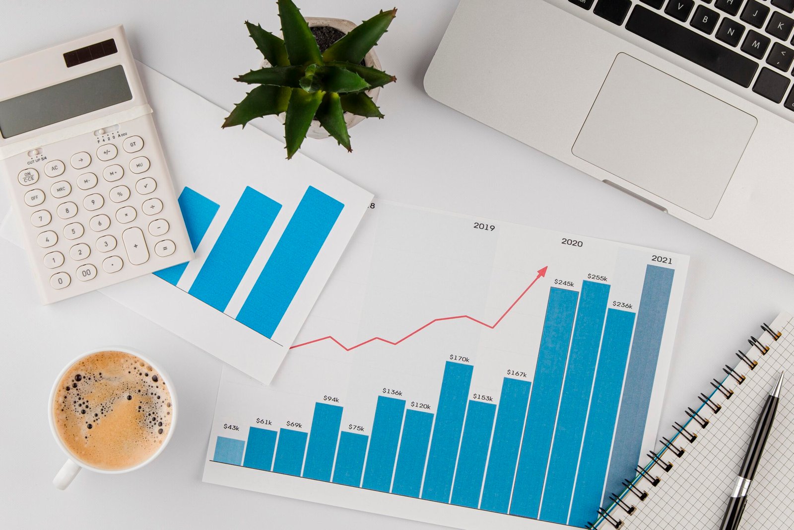 Empat pilar penting—pariwisata, ekonomi kreatif, pertanian, dan industri—menjadi motor pertumbuhan ekonomi nasional berkelanjutan.