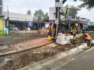 Pemkot Tangsel lanjut bangun trotoar Jalan Ciater 2025, hadirkan jalur difabel, ruang hijau, kursi taman, dan penerangan ramah pejalan kaki.