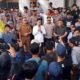 Wabup Pandeglang temui massa PMII, tegaskan kerja sama TPA Bangkonol dengan Tangsel resmi dibatalkan dan ajak masyarakat bersinergi.