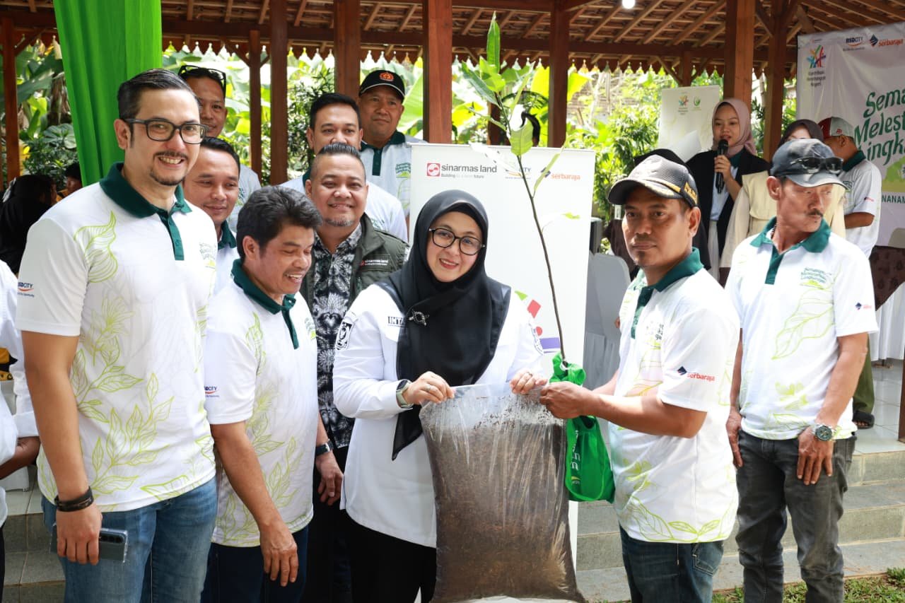 Wabup Tangerang Intan Nurul Hikmah ajak warga dukung gerakan hijaukan bumi lewat penanaman pohon dan edukasi lingkungan.