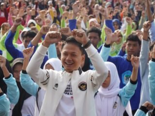 Wabup Pandeglang Iing Andri Supriadi ikuti Senam Sehat Cegah Osteoporosis bersama masyarakat di Alun-alun Pandeglang.