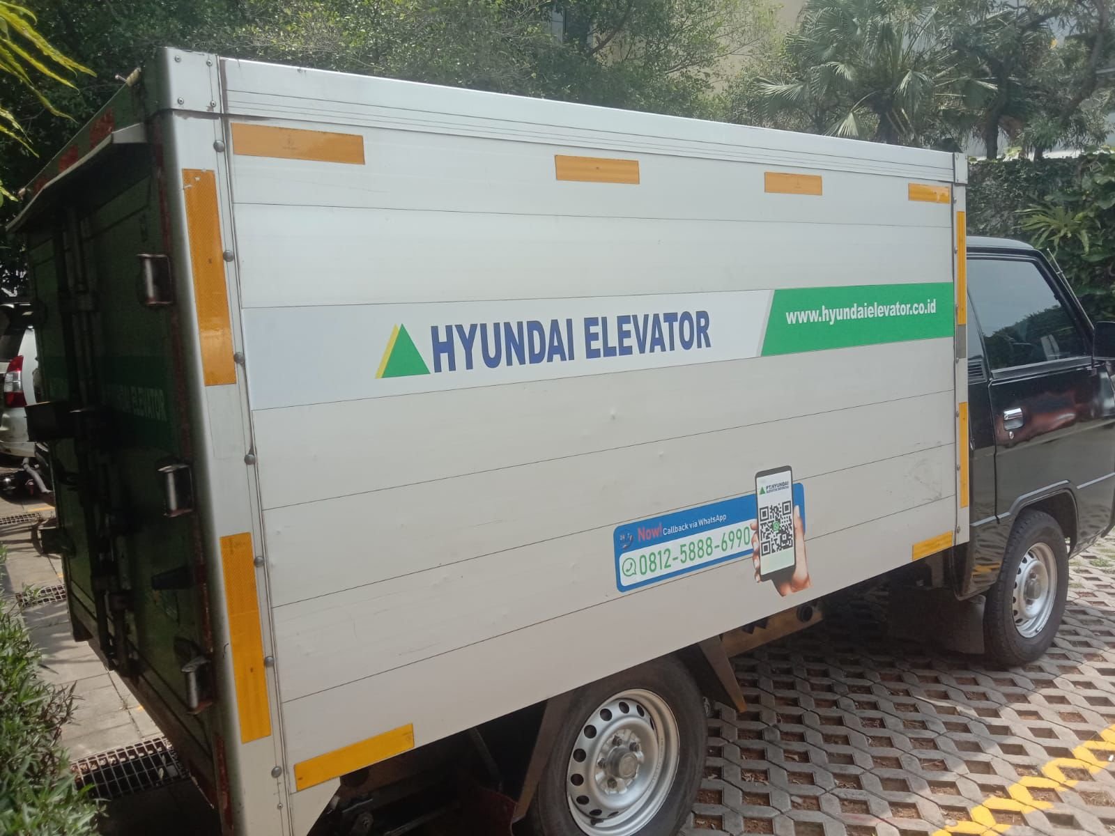 Tingkatkan visibilitas usaha dengan branding, wrapping, dan sticker mobil. Efektif, profesional, dan hemat biaya!