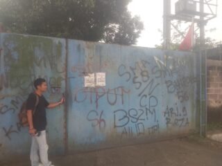 Asap pabrik plastik di Desa Sodong, Tigaraksa, ganggu aktivitas dapur umum MBG dan kesehatan warga setempat.