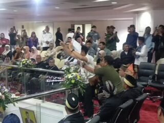 Sidang paripurna HUT ke-393 Kabupaten Tangerang ricuh saat mahasiswa GMNI protes kinerja Pemkab dan isu pencemaran lingkungan.