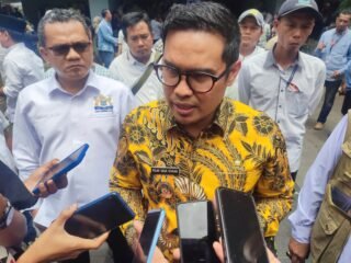 Pemkot Tangsel mengikuti kebijakan baru KLHK usai proyek PSEL dibatalkan. Fokus dialihkan ke pengelolaan sampah regional Jatiwaringin.
