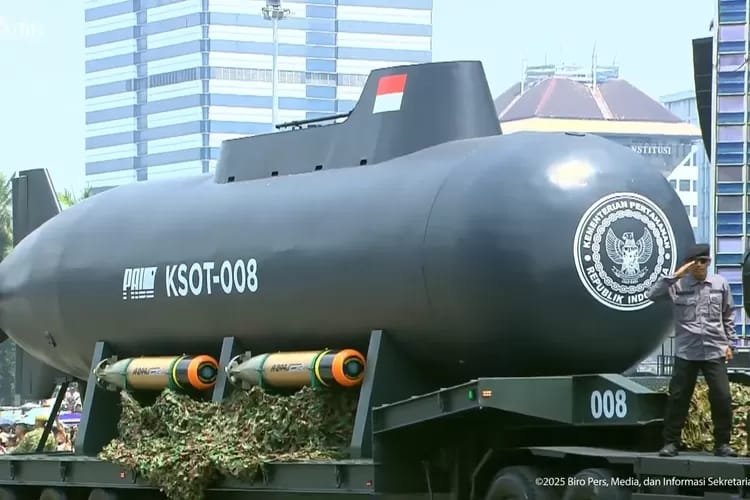 Indonesia uji coba KSOT-008, kapal selam otonom buatan PT PAL, simbol kemandirian teknologi pertahanan maritim.