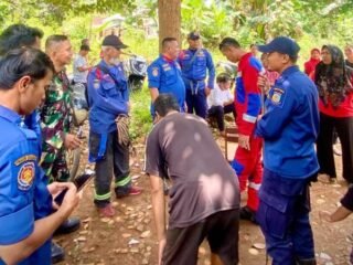 Petugas Damkar dan Babinsa Tangsel amankan ODGJ bawa celurit di Villa Mutiara. Aksi cepat tanpa korban jiwa, warga lega.