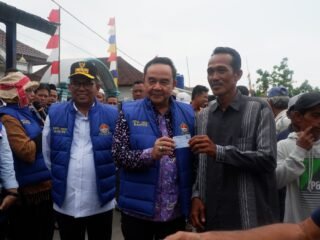 Sekda Soma Atmaja dan Gubernur Banten Andra Soni berdialog dengan nelayan Kronjo bahas kesejahteraan dan peningkatan sektor perikanan.