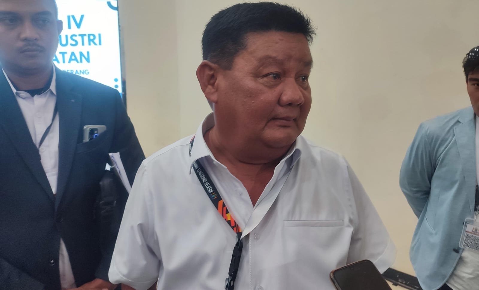 Penundaan Muskot IV Kadin Tangsel menuai kritik. Arnovi menilai panitia belum siap dan perlu evaluasi agar pelaksanaan lancar.