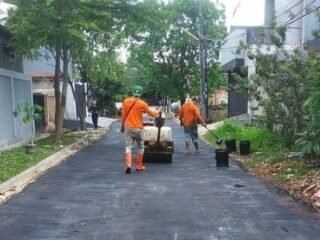 Pemkot Tangsel melalui Disperkimta lakukan pengaspalan jalan Komplek Pajak Pondok Aren untuk tingkatkan aksesibilitas warga.