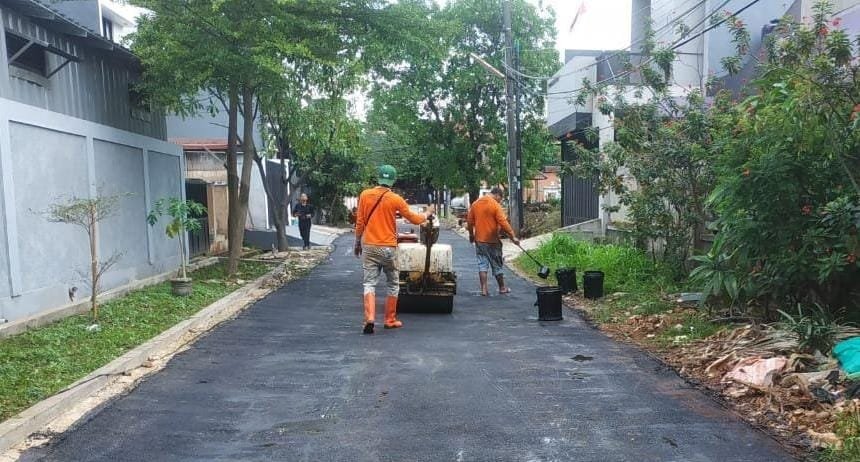 Pemkot Tangsel melalui Disperkimta lakukan pengaspalan jalan Komplek Pajak Pondok Aren untuk tingkatkan aksesibilitas warga.
