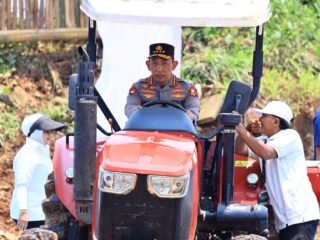 Kapolri Listyo Sigit menyalurkan bantuan alsintan di Tigaraksa untuk tingkatkan produktivitas petani dan ketahanan pangan nasional.