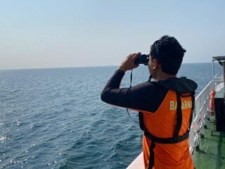 Basarnas perluas operasi SAR nelayan KM Usaha Baru asal Tangerang yang tenggelam di Pulau Bokor, satu korban masih hilang.