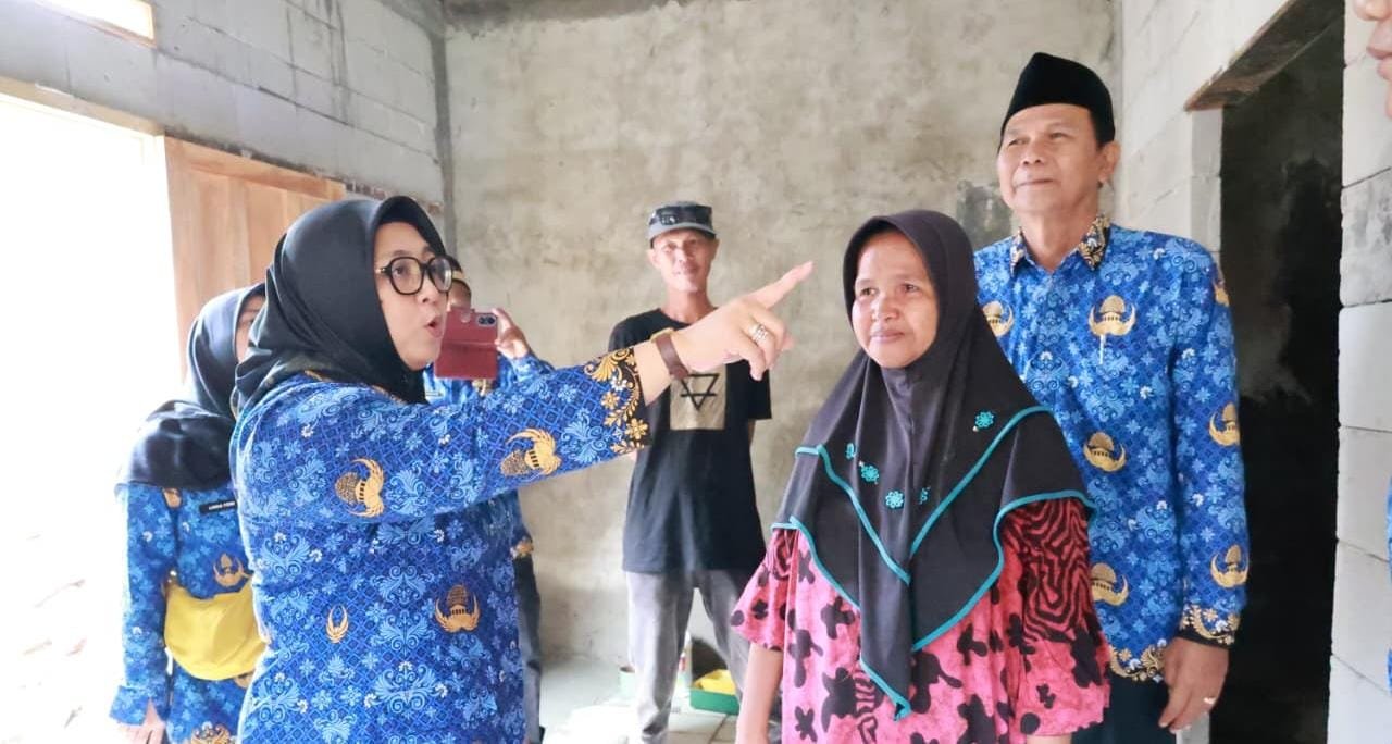Wabup Intan tinjau program bedah rumah di Kemiri, serahkan bantuan, dan dorong kolaborasi untuk rumah layak huni.