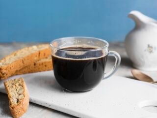 Minum kopi hitam di pagi hari bisa memberi energi, tapi hati-hati jika perut kosong. Kenali manfaat dan risikonya di sini.