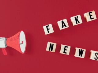 Kebebasan berekspresi dan hoaks menjadi tantangan demokrasi digital Indonesia. Literasi dan tanggung jawab publik jadi kuncinya.