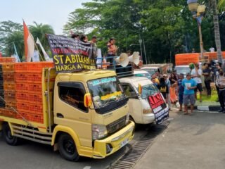Ratusan pedagang ayam Tangerang unjuk rasa protes harga naik, desak pemerintah turunkan harga ayam di tingkat peternak.