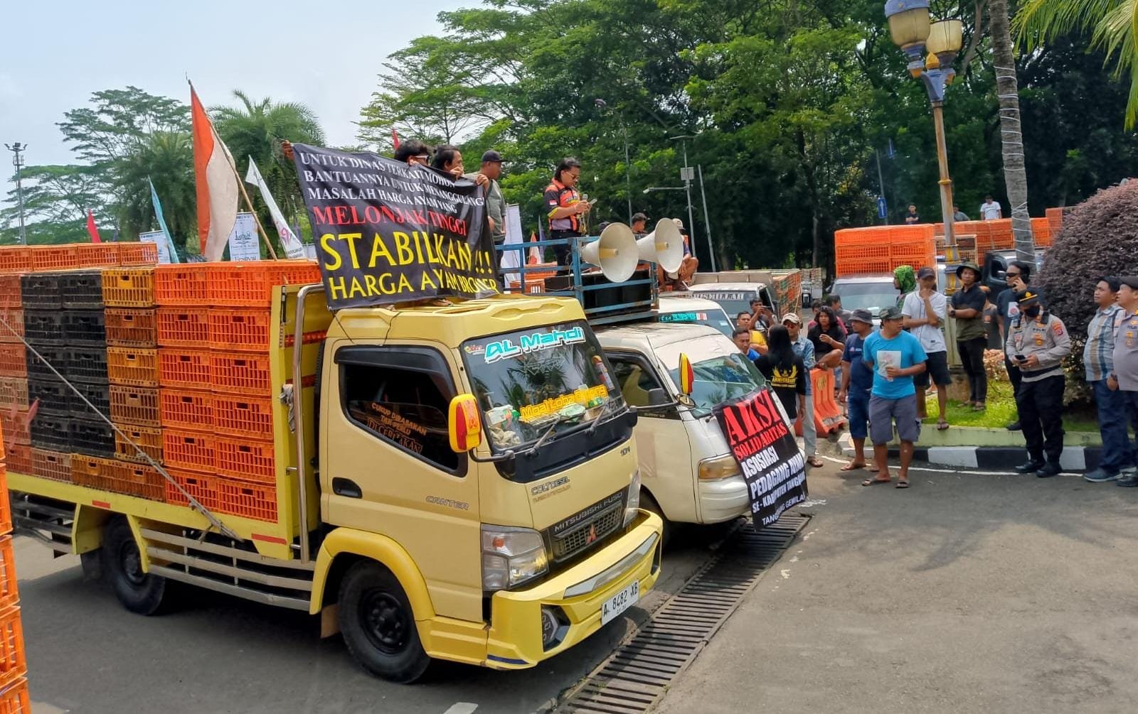 Ratusan pedagang ayam Tangerang unjuk rasa protes harga naik, desak pemerintah turunkan harga ayam di tingkat peternak.