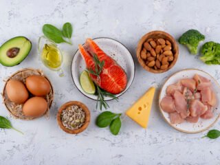 Tren tinggi protein makin populer, tapi berlebihan bisa membebani tubuh. Ketahui kebutuhan dan sumber protein yang sehat.