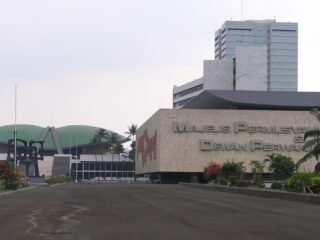 Reformasi 1998 mengubah wajah demokrasi Indonesia: amandemen UUD, pemilu langsung, otonomi daerah, hingga kebebasan pers.