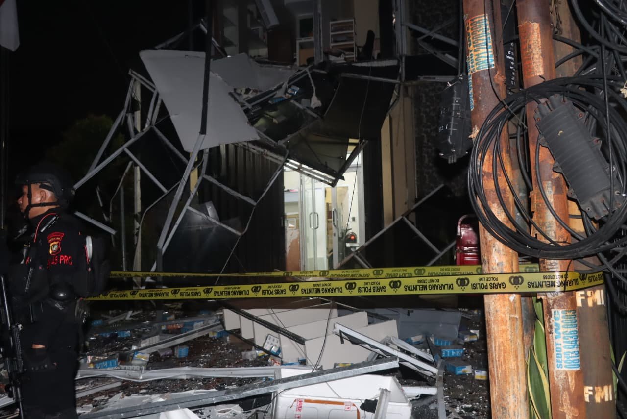 Polisi pastikan ledakan di gedung farmasi Tangsel bukan bom. Tim Jibom dan Puslabfor selidiki penyebab pasti insiden tersebut.