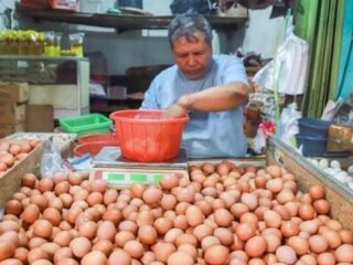 Pemkot Tangerang pastikan harga pangan pokok tetap stabil menjelang Natal dan Tahun Baru, stok aman dan terpantau.