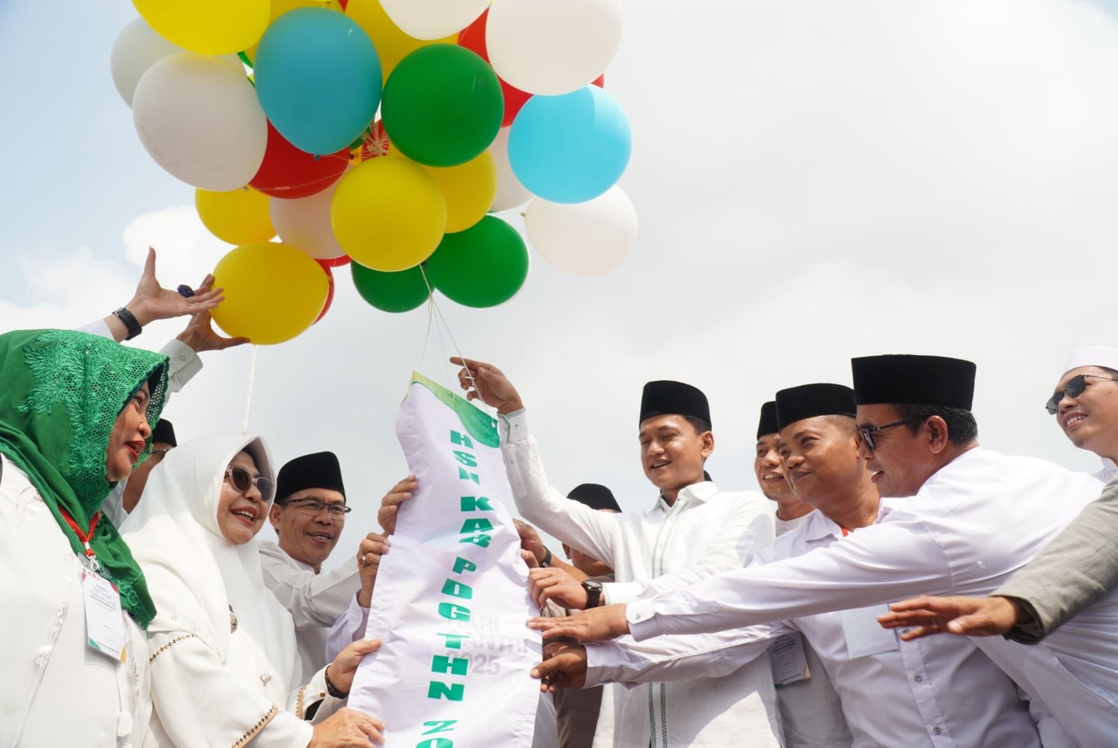 Bupati Pandeglang buka Kick Off Hari Santri Nasional ke-10, ajak santri berperan aktif dalam pembangunan dan kemajuan bangsa.