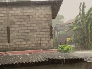 Hujan es disertai angin kencang melanda Desa Selapajang, Cisoka, Tangerang. Rumah rusak, warga panik, tapi tak ada korban jiwa.