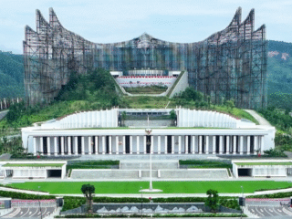 Proyek IKN dinilai ambisius, namun dikhawatirkan membebani APBN dan menggeser kebutuhan daerah. Transparansi dan solusi non-APBN jadi kunci.