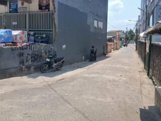 Pembangunan Gedung Nangka Mandiri Teluknaga terhambat akibat penolakan warga terhadap proyek pengaspalan jalan desa.