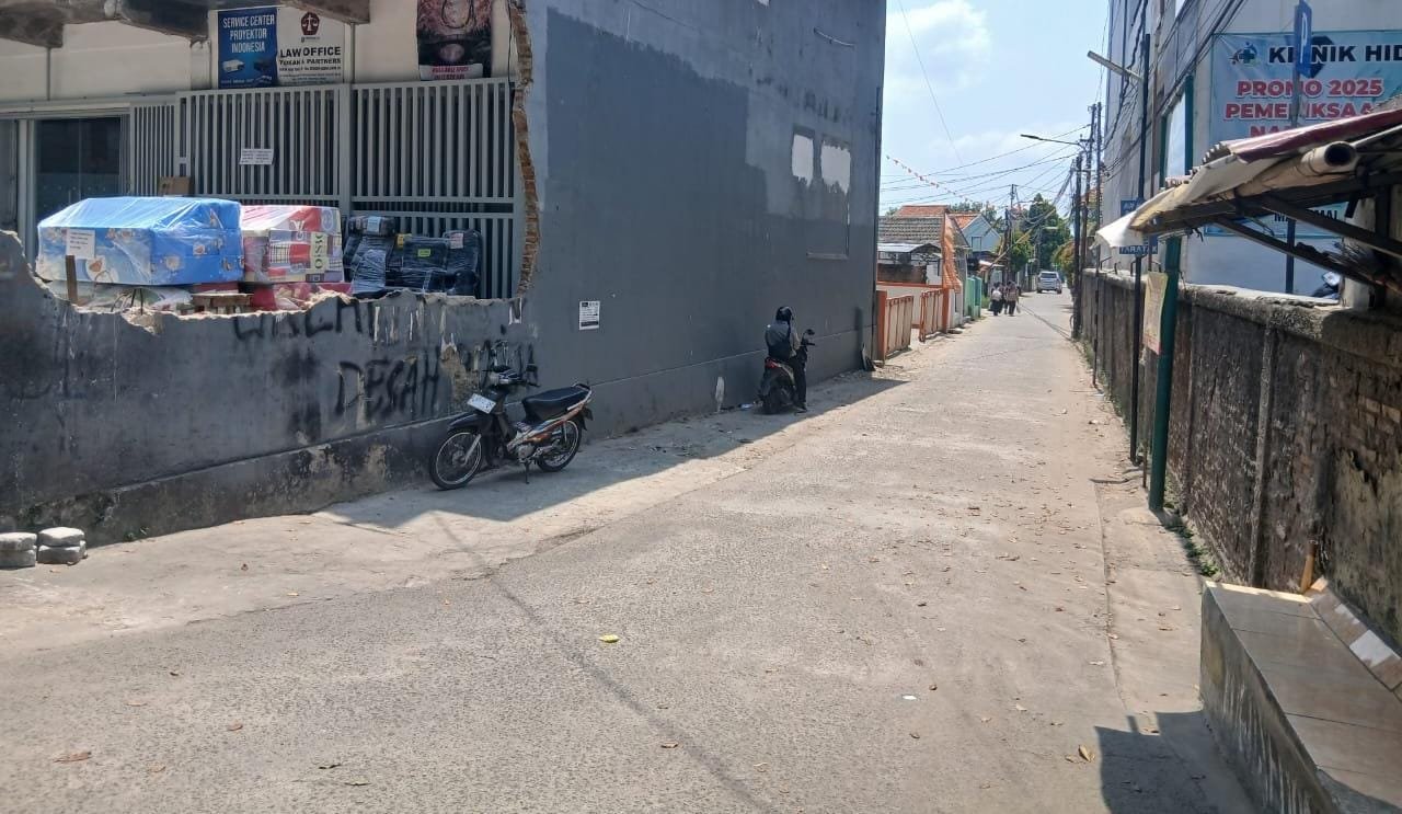 Pembangunan Gedung Nangka Mandiri Teluknaga terhambat akibat penolakan warga terhadap proyek pengaspalan jalan desa.