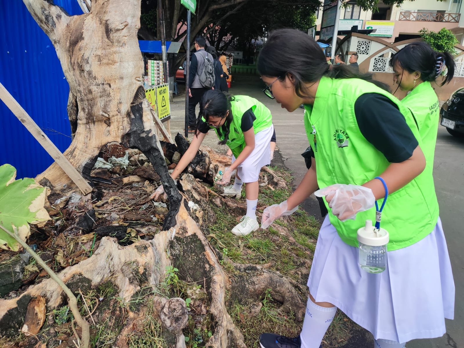 KLHK dan Pemkot Tangsel gelar Gerakan Jumat Bersih serentak di Banten, ajak warga kelola sampah dari sumbernya.